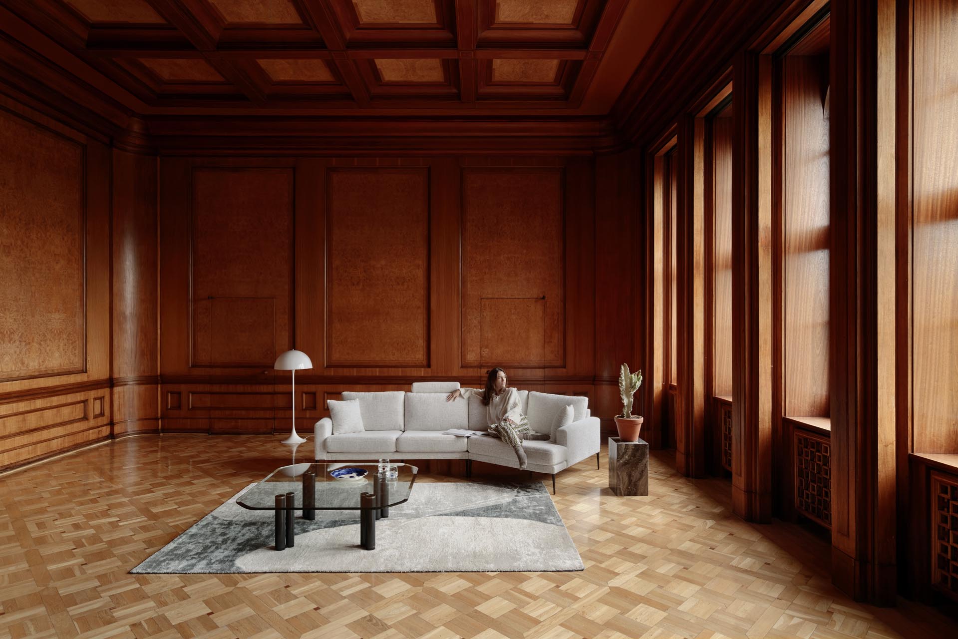 Niewielka, elegancka sofa Roll