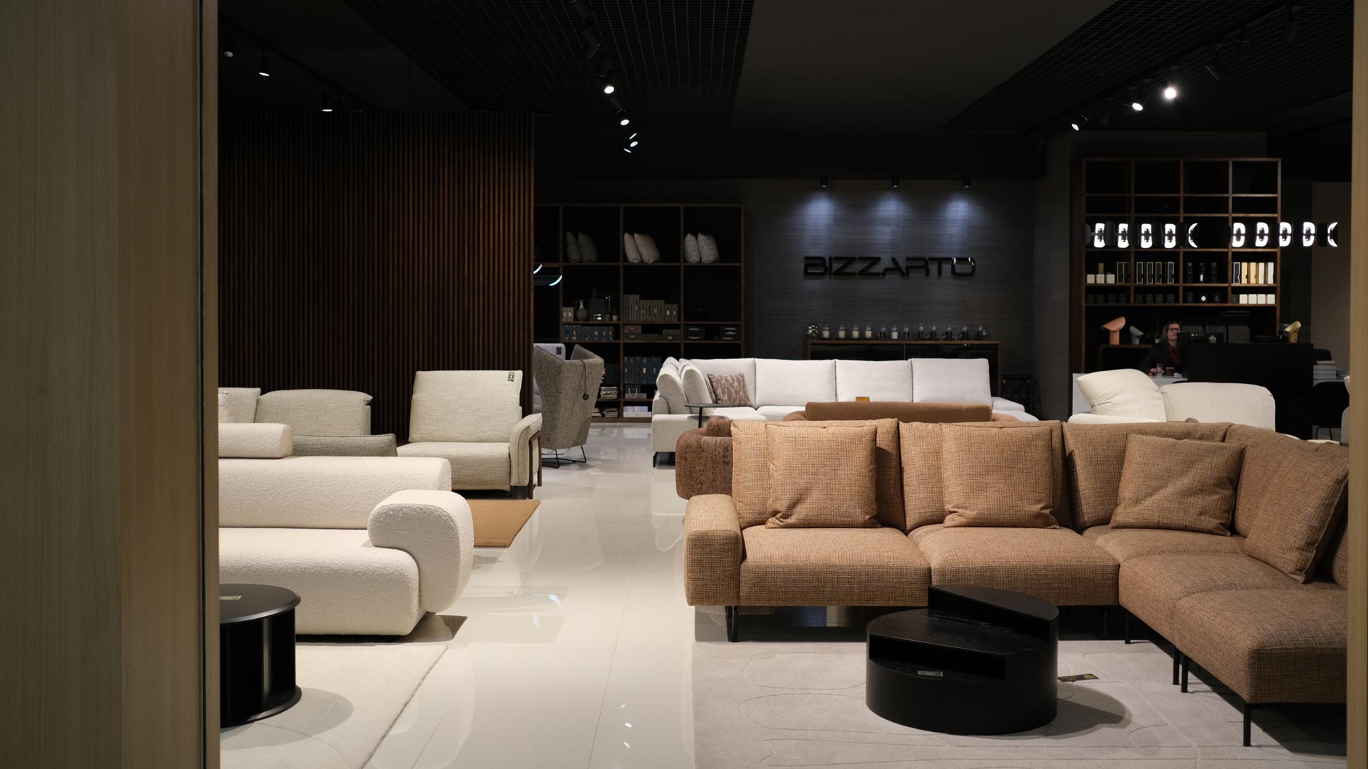 Strefa wypoczynkowa w showroomie Bizzarto Poznań — fotele i sofy w stylu modern classic, minimalistyczne oświetlenie, eleganckie wykończenia.