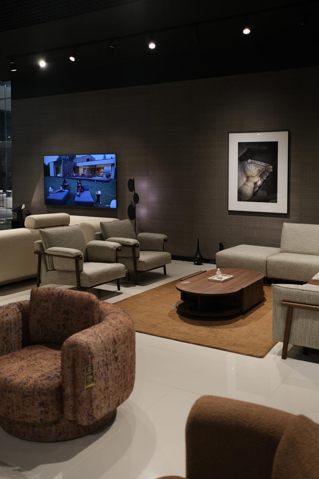 Ekspozycja sof i foteli Bizzarto w salonie Poznań — zestaw wypoczynkowy w ciepłych brązach i beżach, aranżacja z nowoczesnymi stolikami.