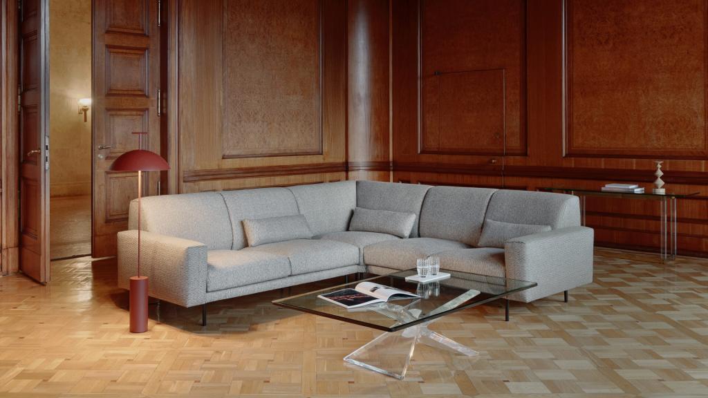 sofa ASTON w aranżacji z ciemnym drewnem i neutralnymi tekstyliami.