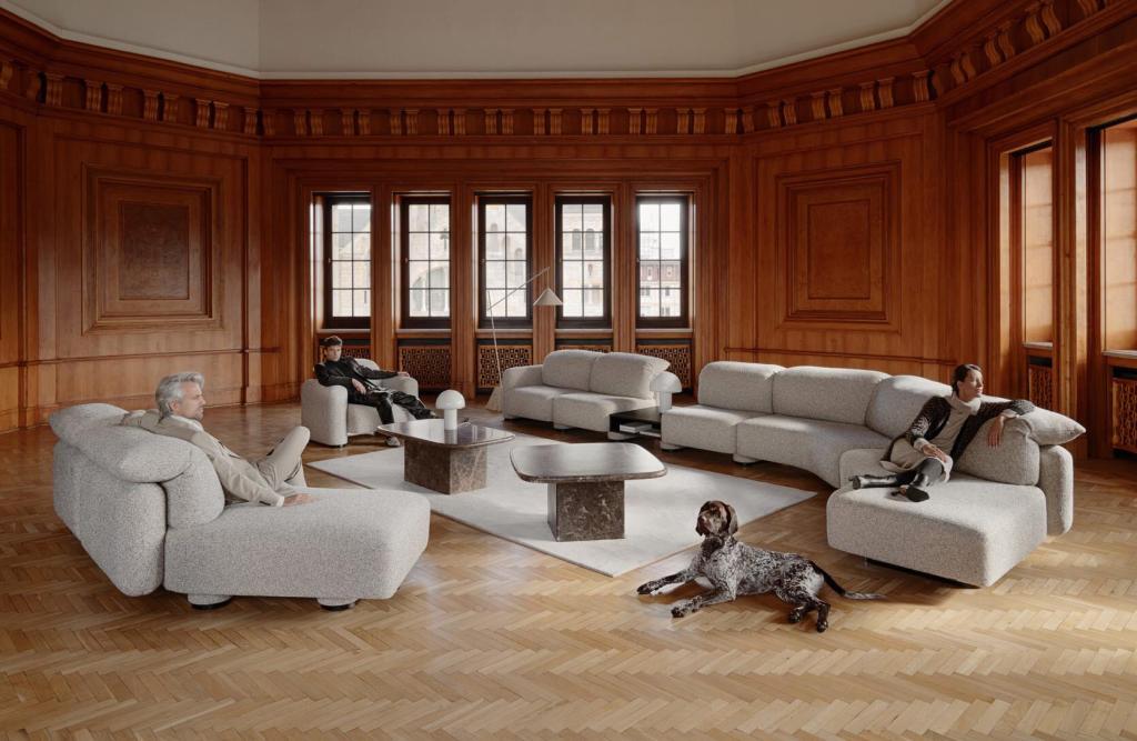 sofa modułowa Bizzarto La Roche w jasnej tkaninie boucle w eleganckim wnętrzu z drewnianą boazerią