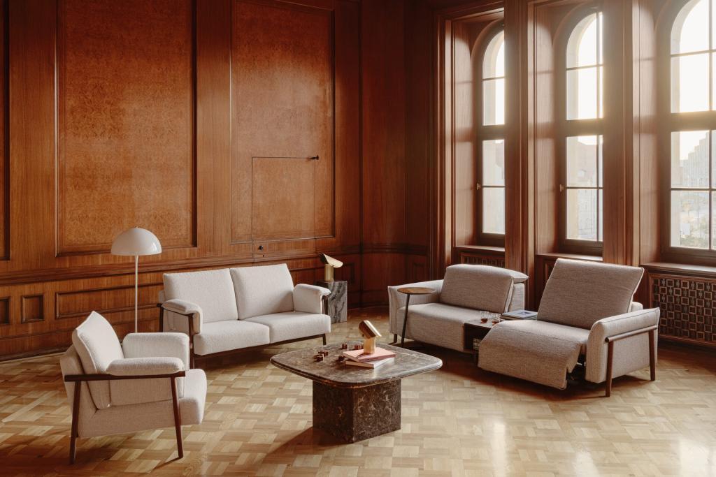 sofa ZEN jako układ L z szezlongiem i stolikiem pomocniczym.