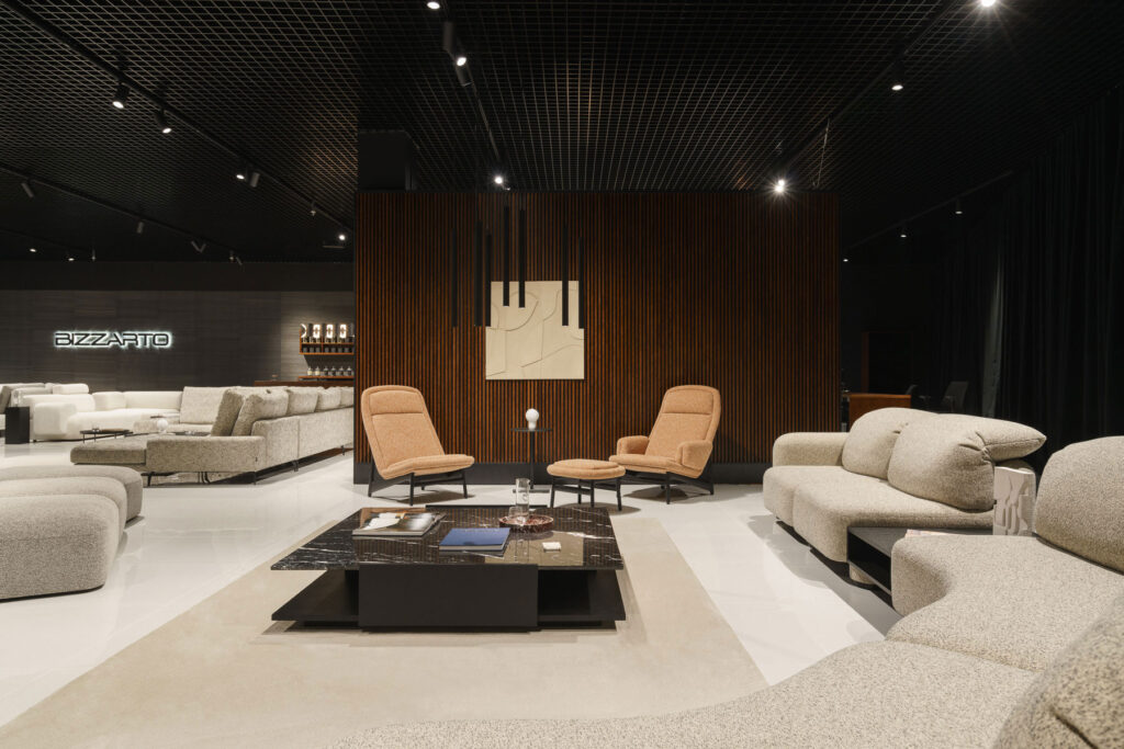 Sofa LaRoche i fotele Loop w salonie meblowym Bizzarto w Domotece w Warszawie