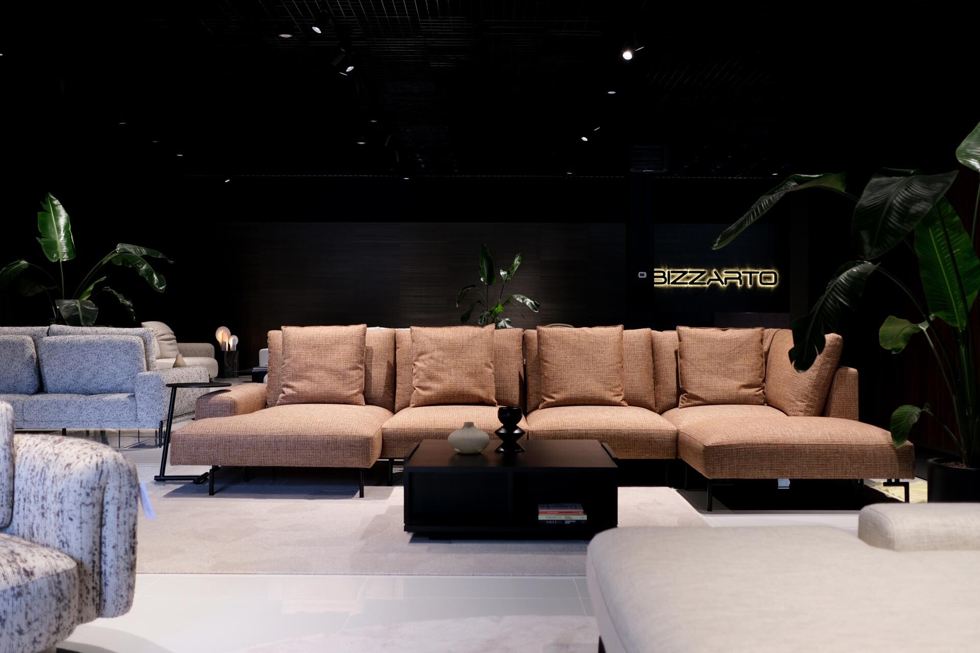 Ekskluzywne meble do salonu - biała sofa LaRoche w salonie meblowym Bizzarto w Katowicach